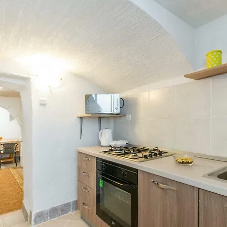 Old Town Charming House بيت للعطل *